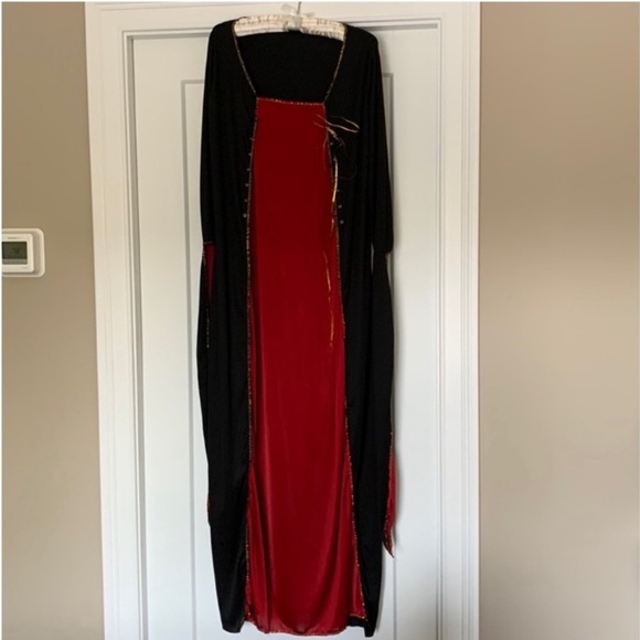 Vampiress Costume - Picture 3 of 6